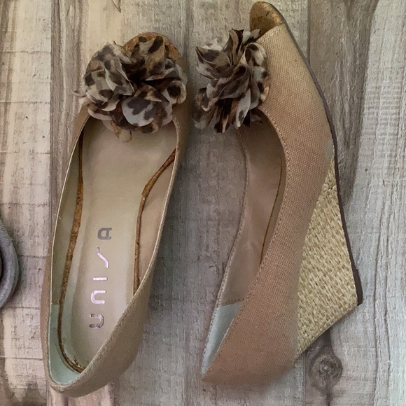 Tan floral decor flowered canvas wedge - Picture 2 of 4